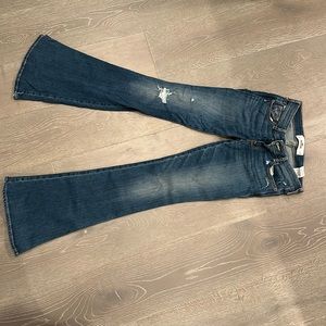 LOW-RISE MEDIUM WASH FLARE JEANS